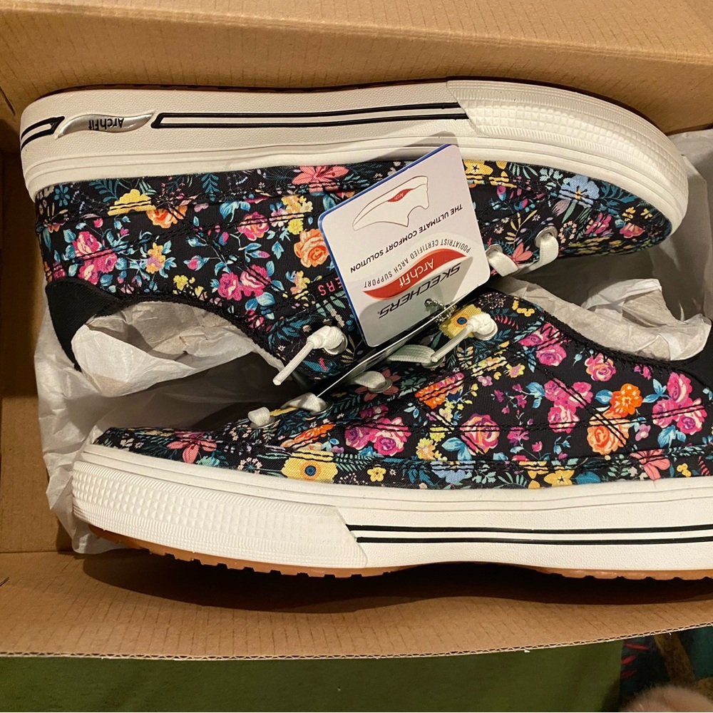 Beauty Skechers Women's Floral Canvas Low-Top Sneakers - Black Multi NWT